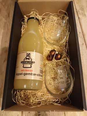 Geschenkverpakking met 100% Puur sap (non alcoholische) met 2 glazen.