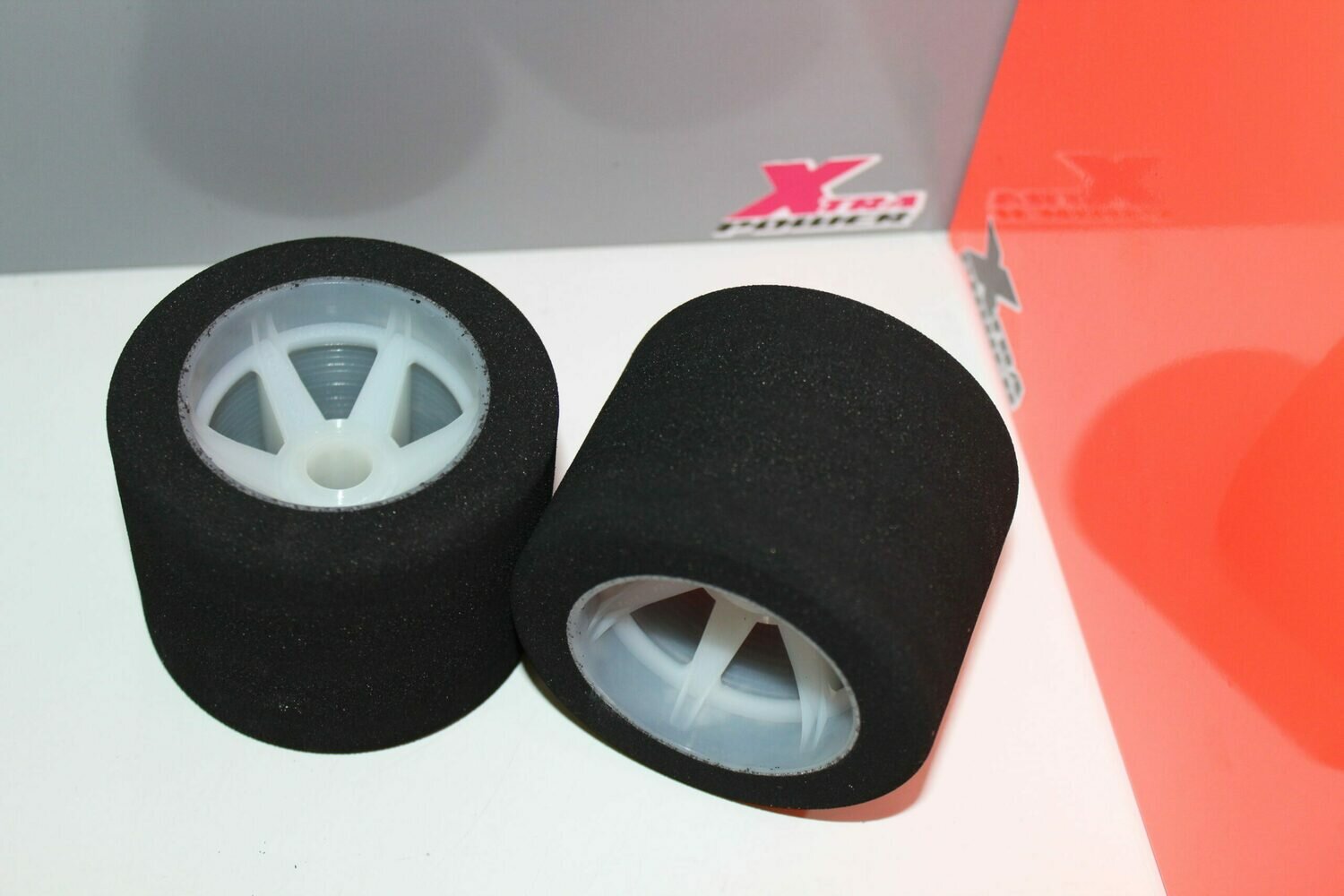 Hotrace 1/8 Rear Tires Light rims 35shore    HR08RW35