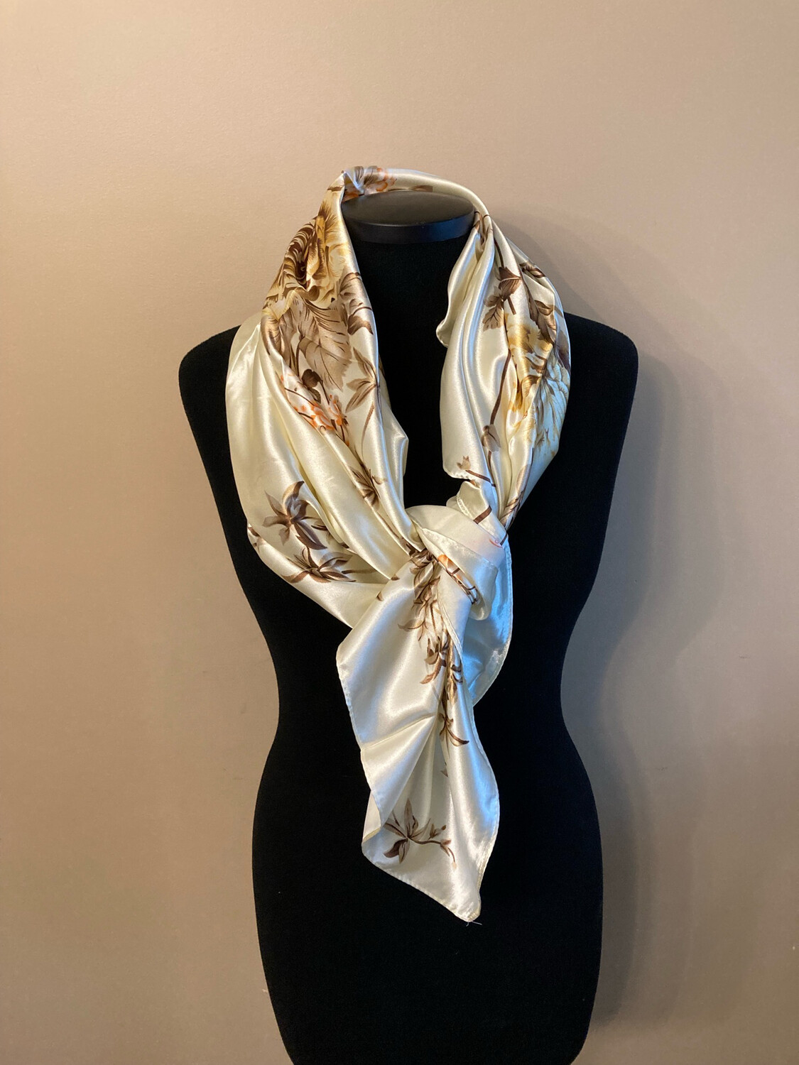 Sjaal bloemen beige 90 x 90 cm