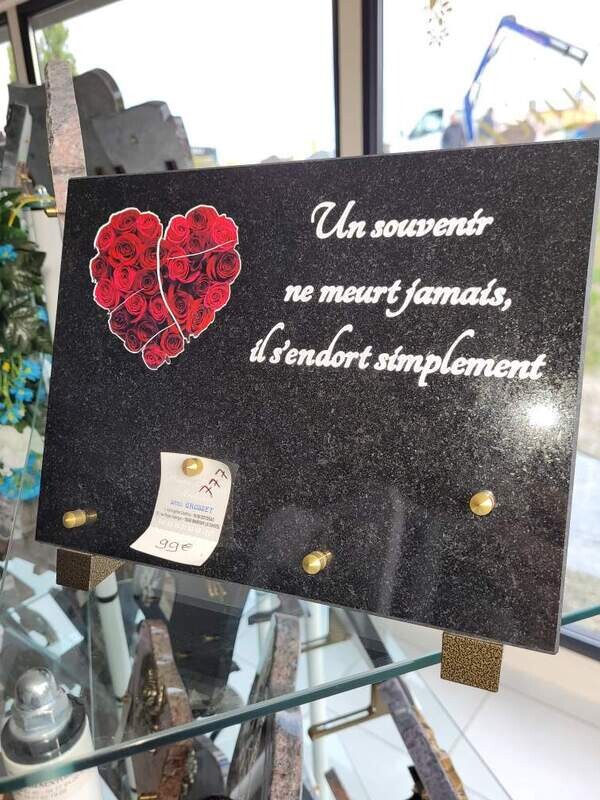 Plaque granit noir motif coeur rose rouge