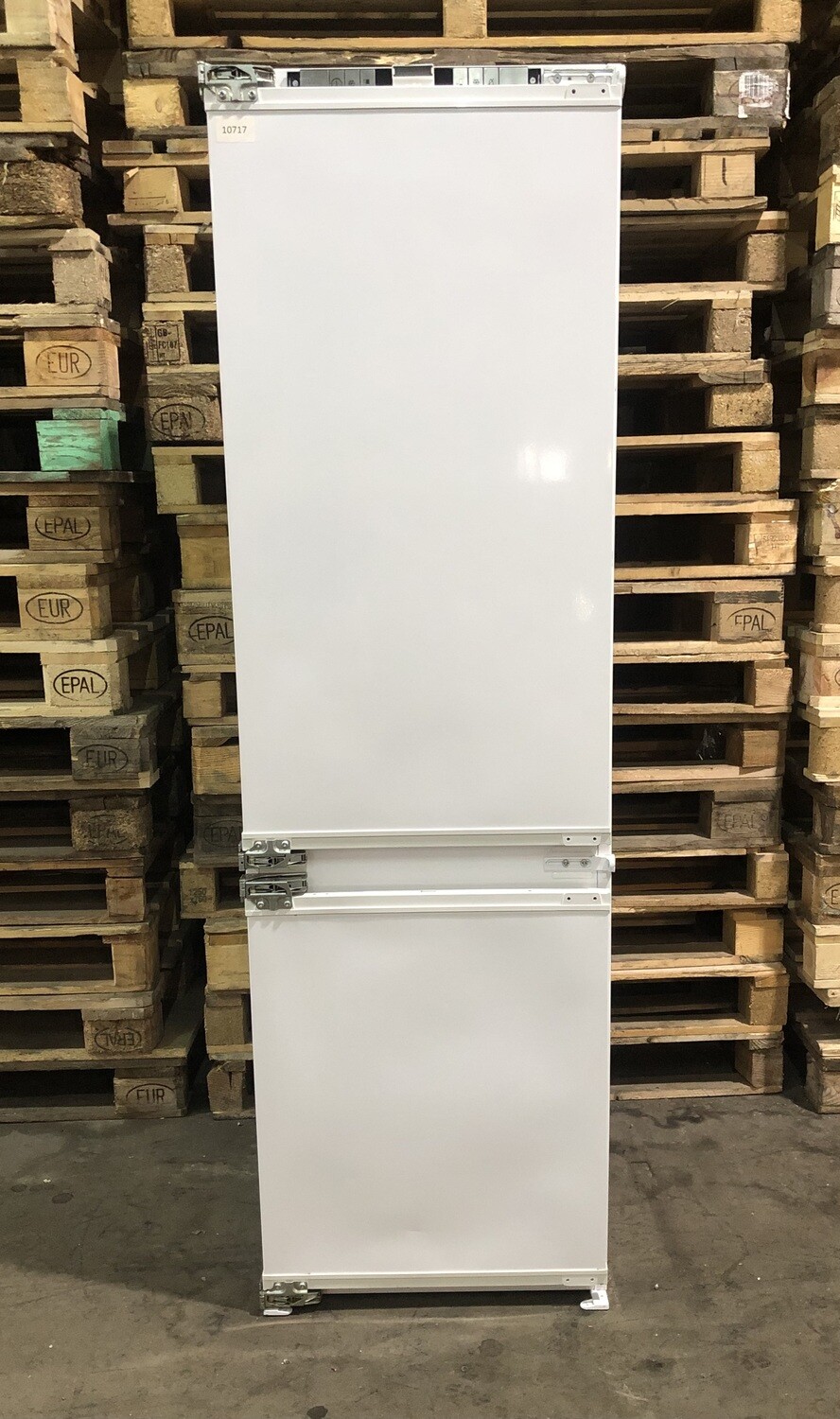 Grundig integrated top fridge freezer