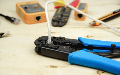 Plaatsing RJ45 Connectoren op kabel