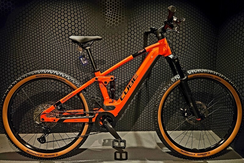 Cube Stereo Hybrid Race Medium