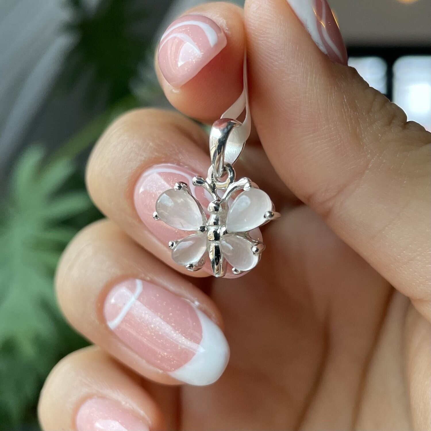 Vlinder kettinghanger van rozenkwarts (925 zilver)