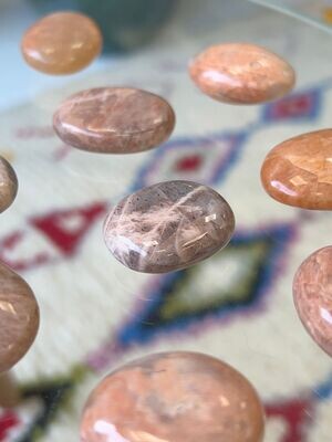 roze maansteen trommelsteen (intuïtie, vrouwelijkheid, vruchtbaarheid)