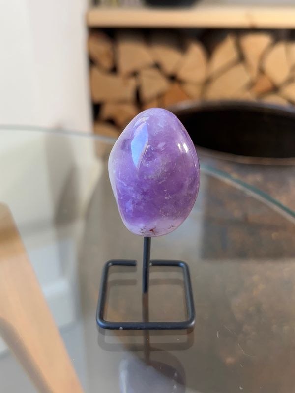 Getrommelde amethist op standaard