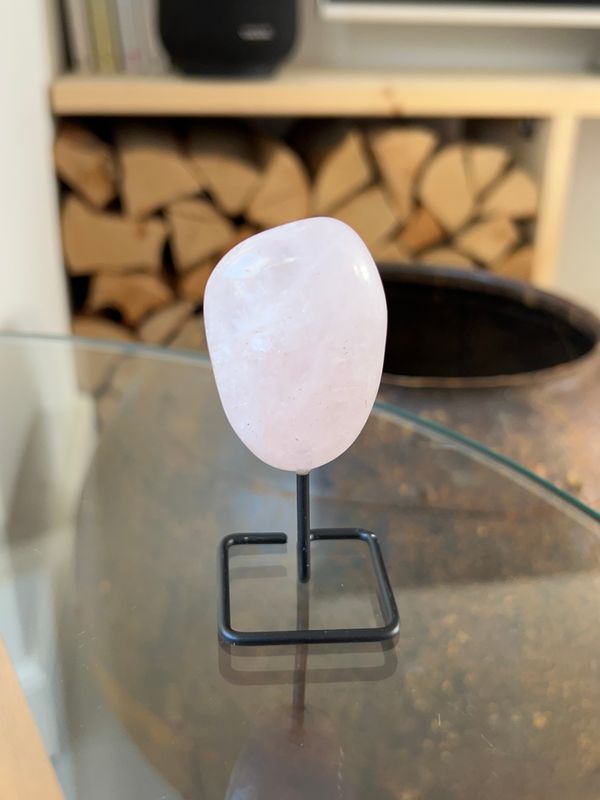 Getrommelde rozenkwarts op standaard