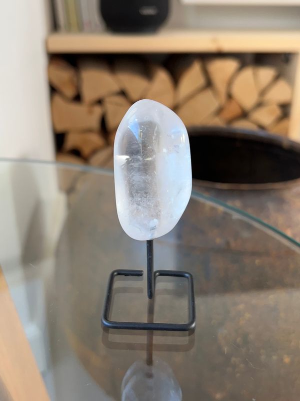 Getrommelde bergkristal op standaard Getrommelde bergkristal op standaard