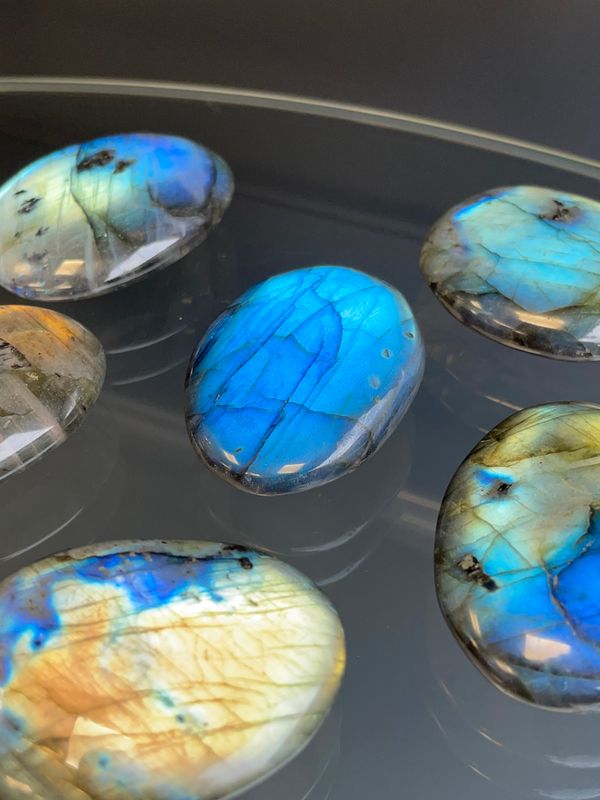 labradoriet soapstone (beschermend, reinigt, vermindert angst)