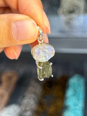 Moldaviet & regenboog maansteen hanger (925 zilver) Moldaviet & regenboog maansteen hanger (925 zilver)