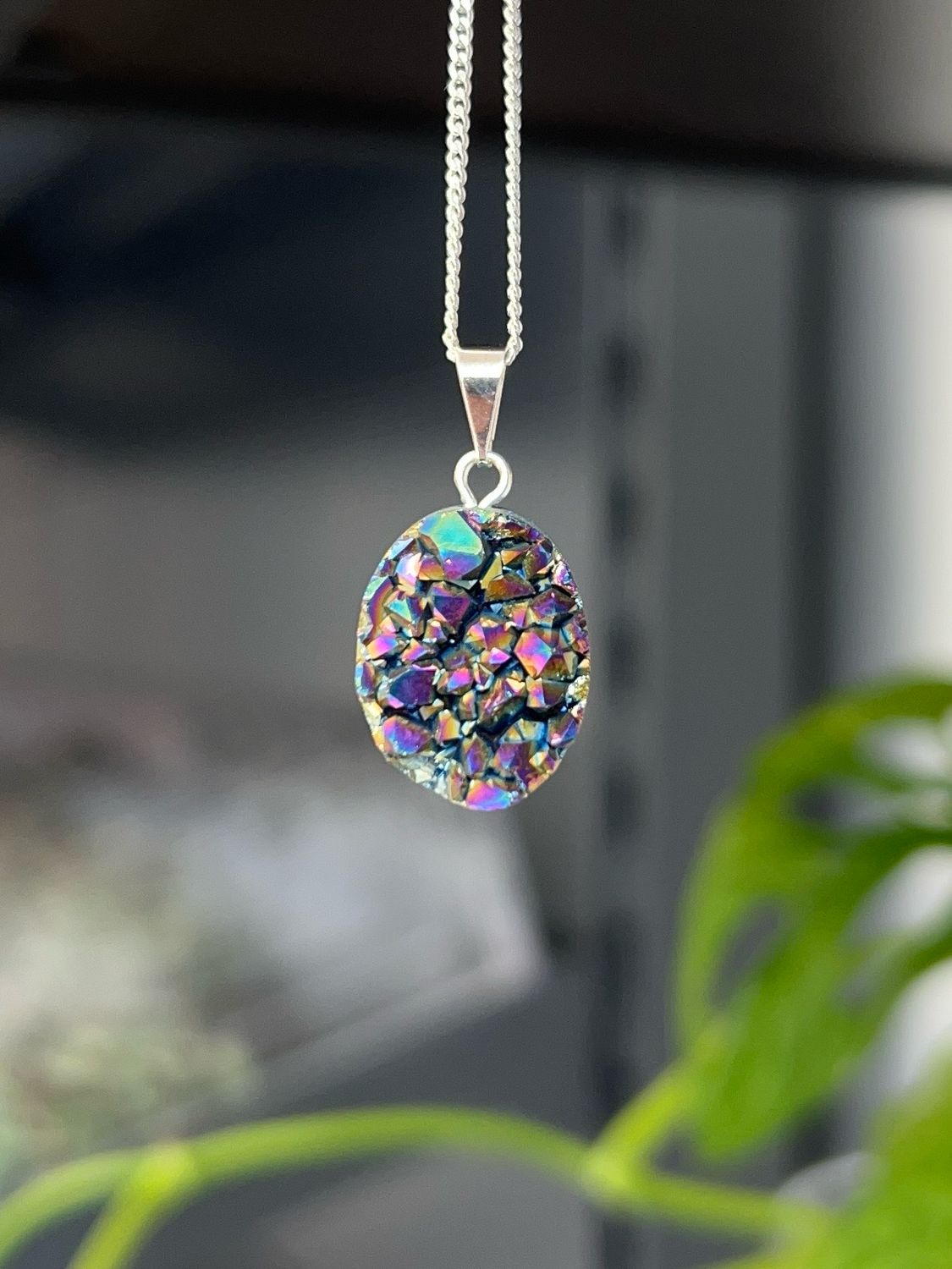 Ruwe titanium aura (amethist cluster) hanger Ruwe titanium aura (amethist cluster) hanger