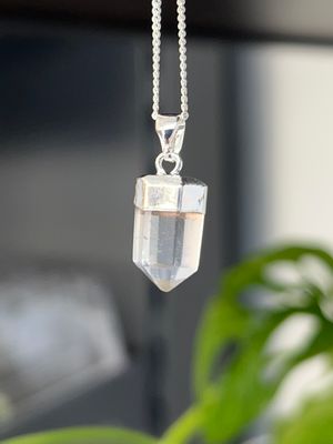 Verzilverde bergkristal kettinghanger/pendant