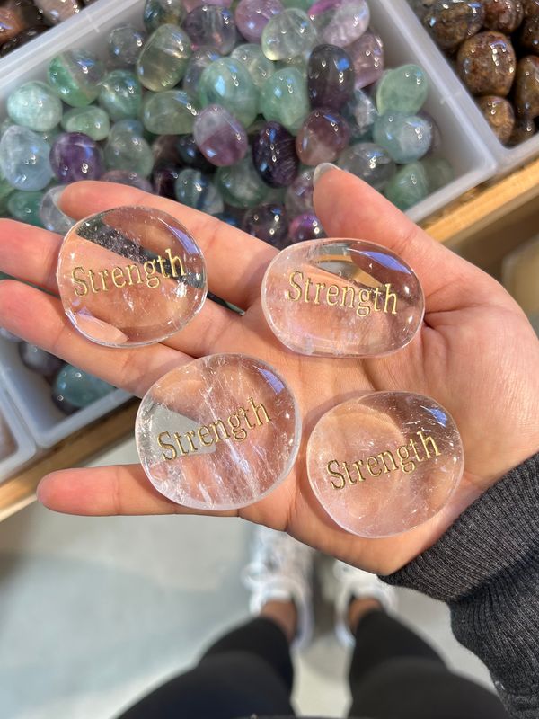 Strength bergrkristal smooth stone (gegrafeerd)