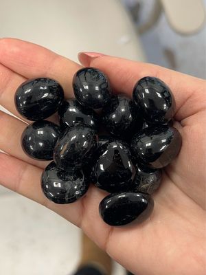 Zwarte toermalijn trommelsteen (beschermend tegen negatieve invloeden, stralingen en energieën) Zwarte toermalijn trommelsteen (beschermend tegen negatieve invloeden, stralingen en energieën)