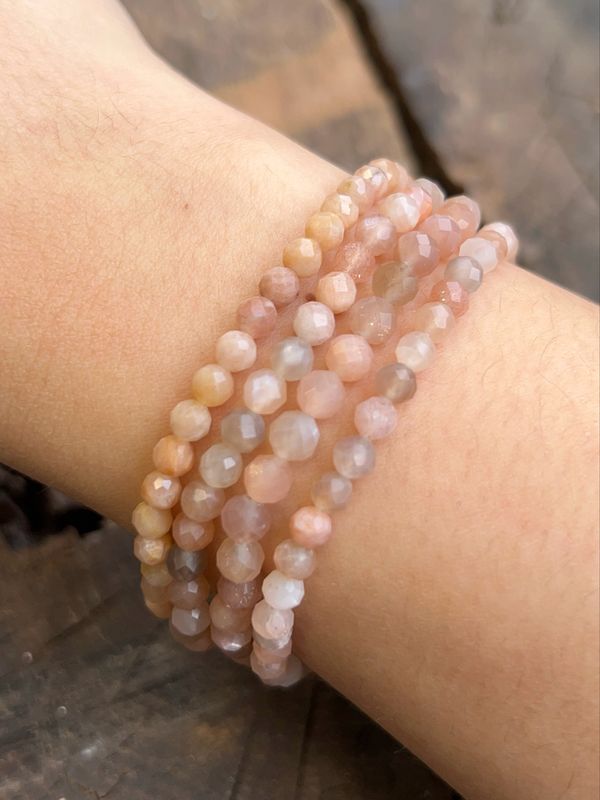 Maansteen armband 4mm facet geslepen (intuïtie, vrouwelijkheid, vruchtbaarheid)