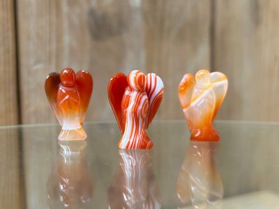 Carneool geband engeltje (2,5cm)
