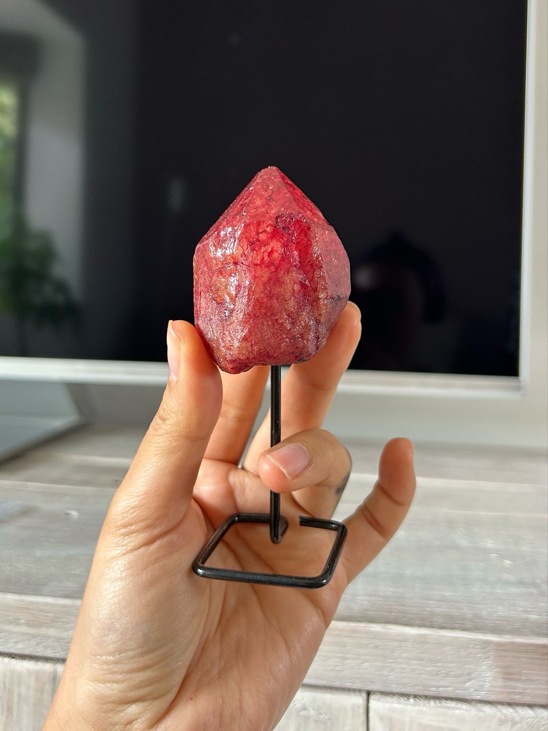 Geverfde kwarts punt op standaard