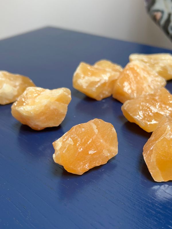 Ruwe oranje calciet