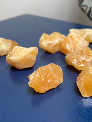 Ruwe oranje calciet