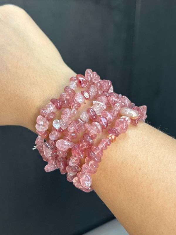 Aardbeienkwarts split armband (laat genieten, rust, vreugde)