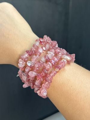 Aardbeienkwarts split armband (laat genieten, rust, vreugde)