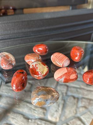 Rode jaspis met kwarts trommelsteen (maakt eerlijk,  oprecht en hulpvaardig) Rode jaspis met kwarts trommelsteen (maakt eerlijk,  oprecht en hulpvaardig)