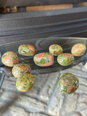 unakiet trommelsteen (aardend, inzicht gevend, kalmerend)