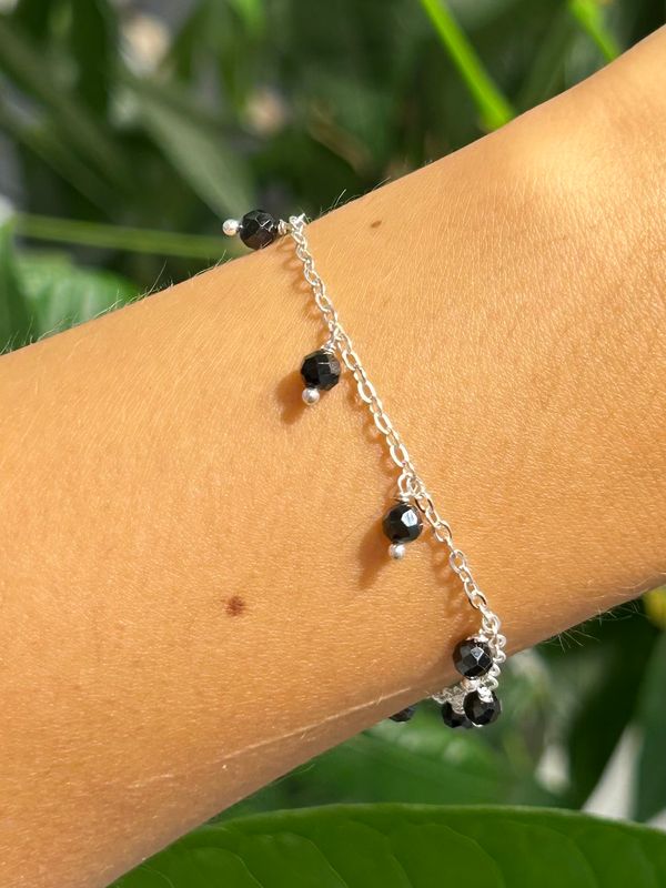 Chained armband onyx (zilver)