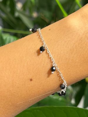 Chained armband onyx (verzilverd)