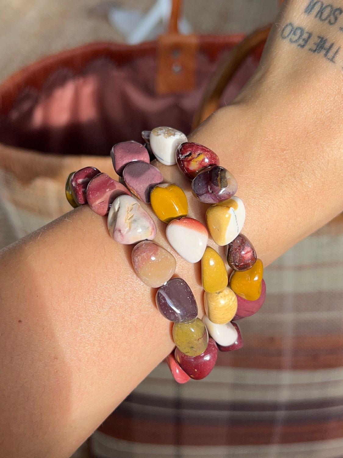 Grote getrommelde mookaiet armband