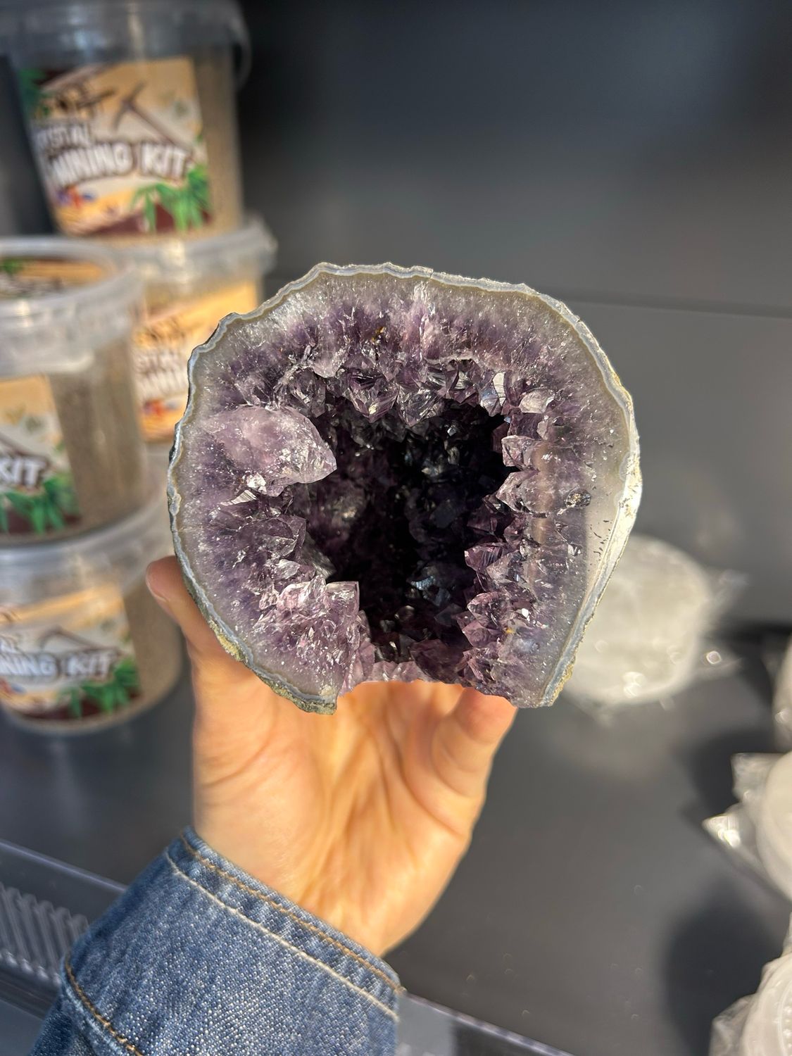 Ruwe amethist geode (staander)
