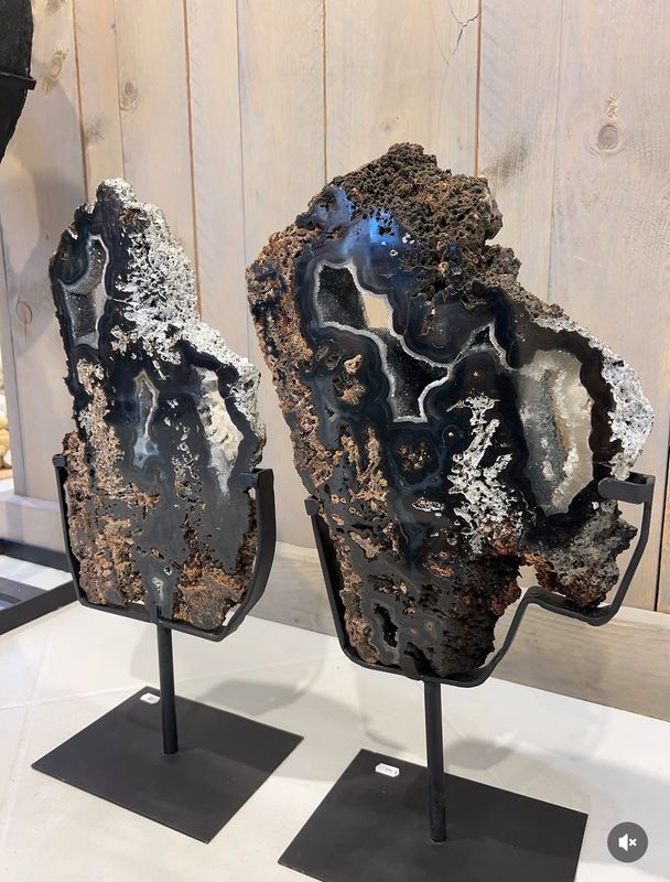 2 grote agaat schijven op standaard 2 grote agaat schijven op standaard