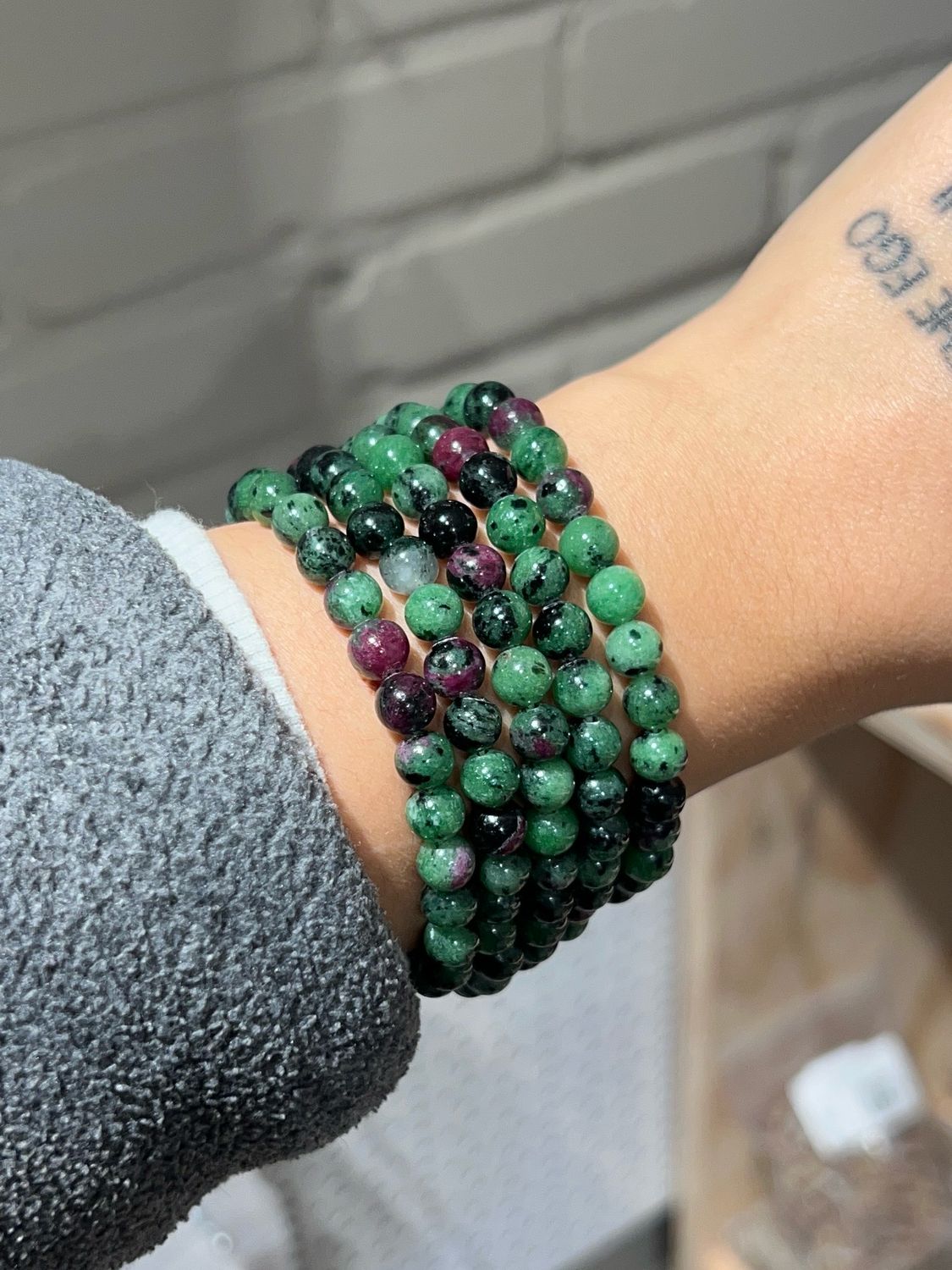 Robijn in zoïsiet armband 6mm (geeft rust, verminderd stress, loslaten negatieve gedachten) Robijn in zoïsiet armband 6mm (geeft rust, verminderd stress, loslaten negatieve gedachten)