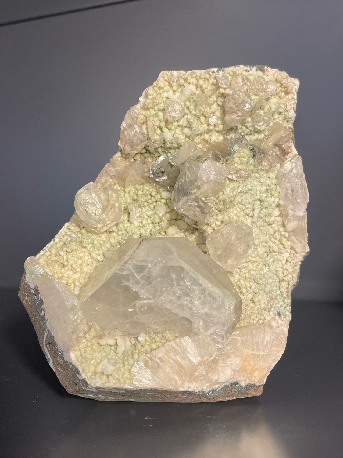 Apofyliet kristallen op matrix Apofyliet kristallen op matrix