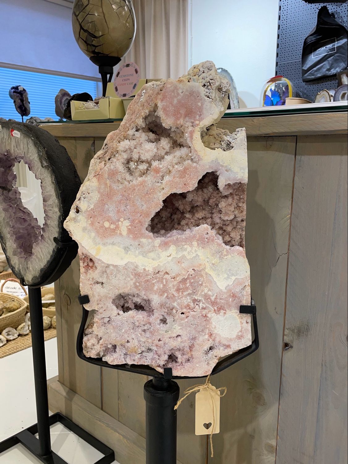 20,6kg Grote roze amethist op standaard 20,6kg Grote roze amethist op standaard