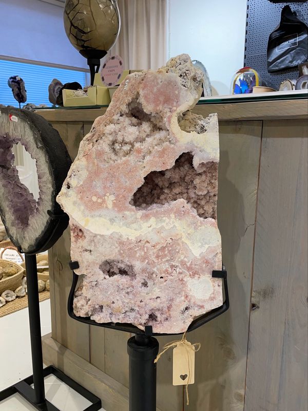 20,6kg Grote roze amethist op standaard 20,6kg Grote roze amethist op standaard