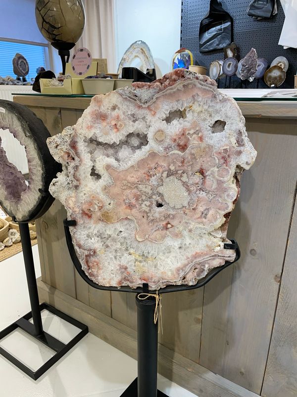 21,4kg roze amethist op standaars 21,4kg roze amethist op standaars