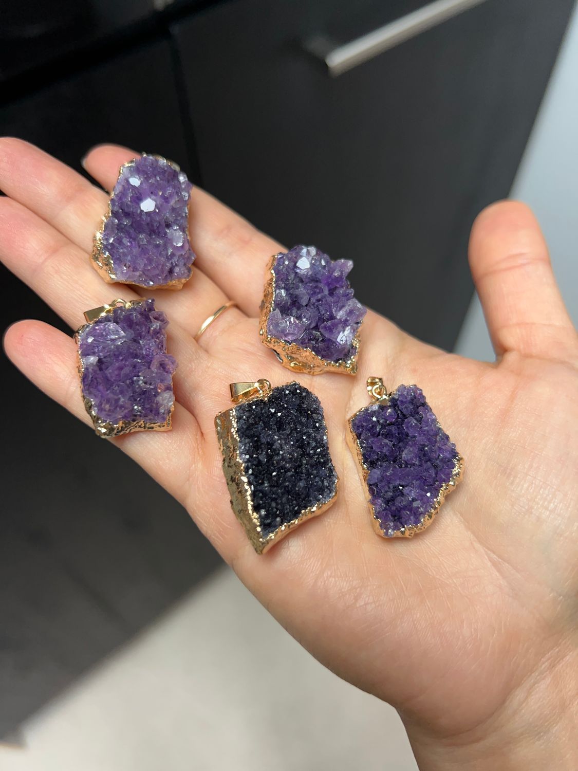 Goudkleurige ruwe amethist hangers