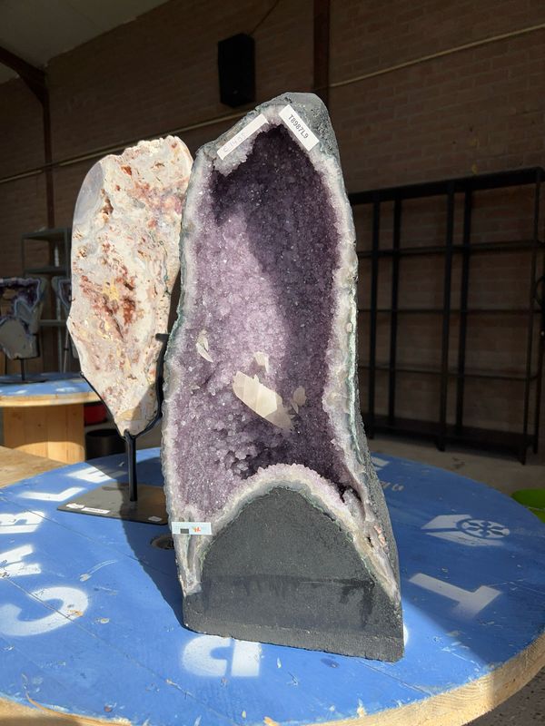 23,9KG Amethis kathedraal (met calciet)