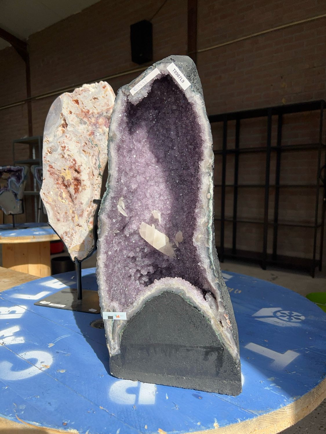 23,9KG Amethis kathedraal (met calciet) 23,9KG Amethis kathedraal (met calciet)