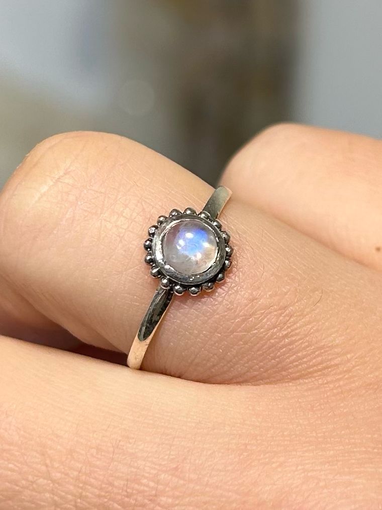 Regenboog maansteen ring zilver/rhodium (maat 17,5) Regenboog maansteen ring zilver/rhodium (maat 17,5)