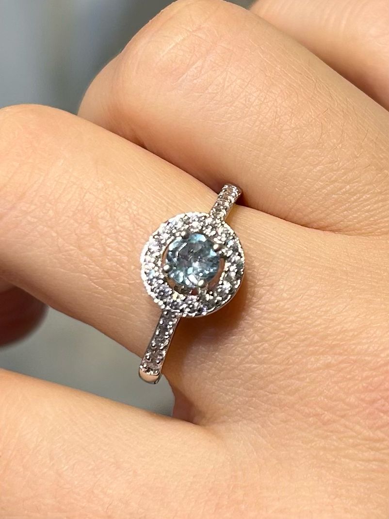 Blauwe topaas ring zilver/rhodium (maat 18) Blauwe topaas ring zilver/rhodium (maat 18)