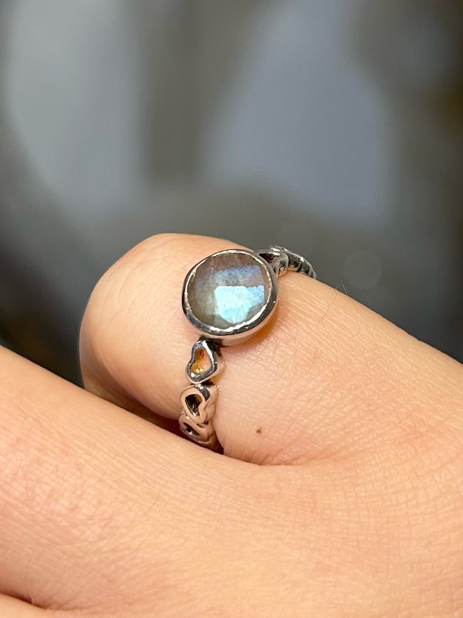 Labradoriet hartjes ring zilver/rhodium (maat 15,75) Labradoriet hartjes ring zilver/rhodium (maat 15,75)