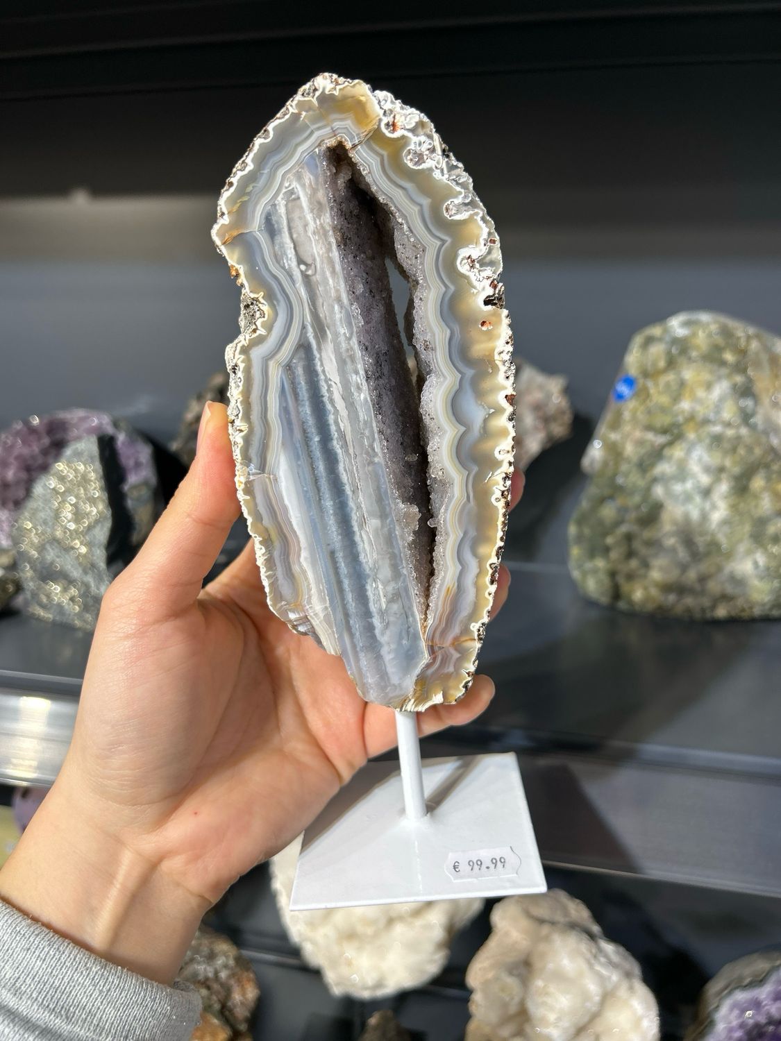 Agaat op witte standaard Agaat op witte standaard