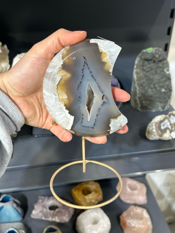 Grote agaat maan op gouden standaard