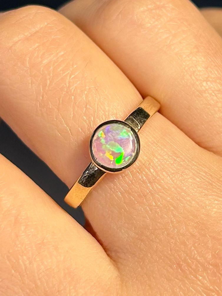 Vergulde ring met synthetische opaal (maat 18,4) Vergulde ring met synthetische opaal (maat 18,4)