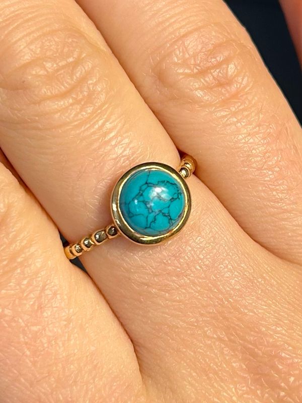 Vergulde goudkleurige ring met synthetische turquoise (maat 17,5)