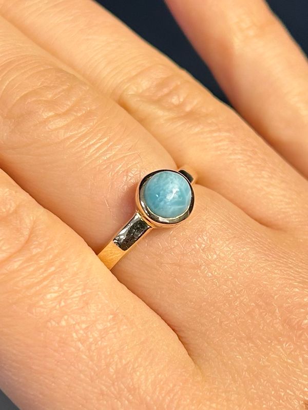 Vergulde goudkleurige ring met larimar (maat 17,8)