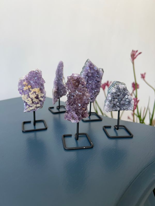 Ruw amethistje op pin