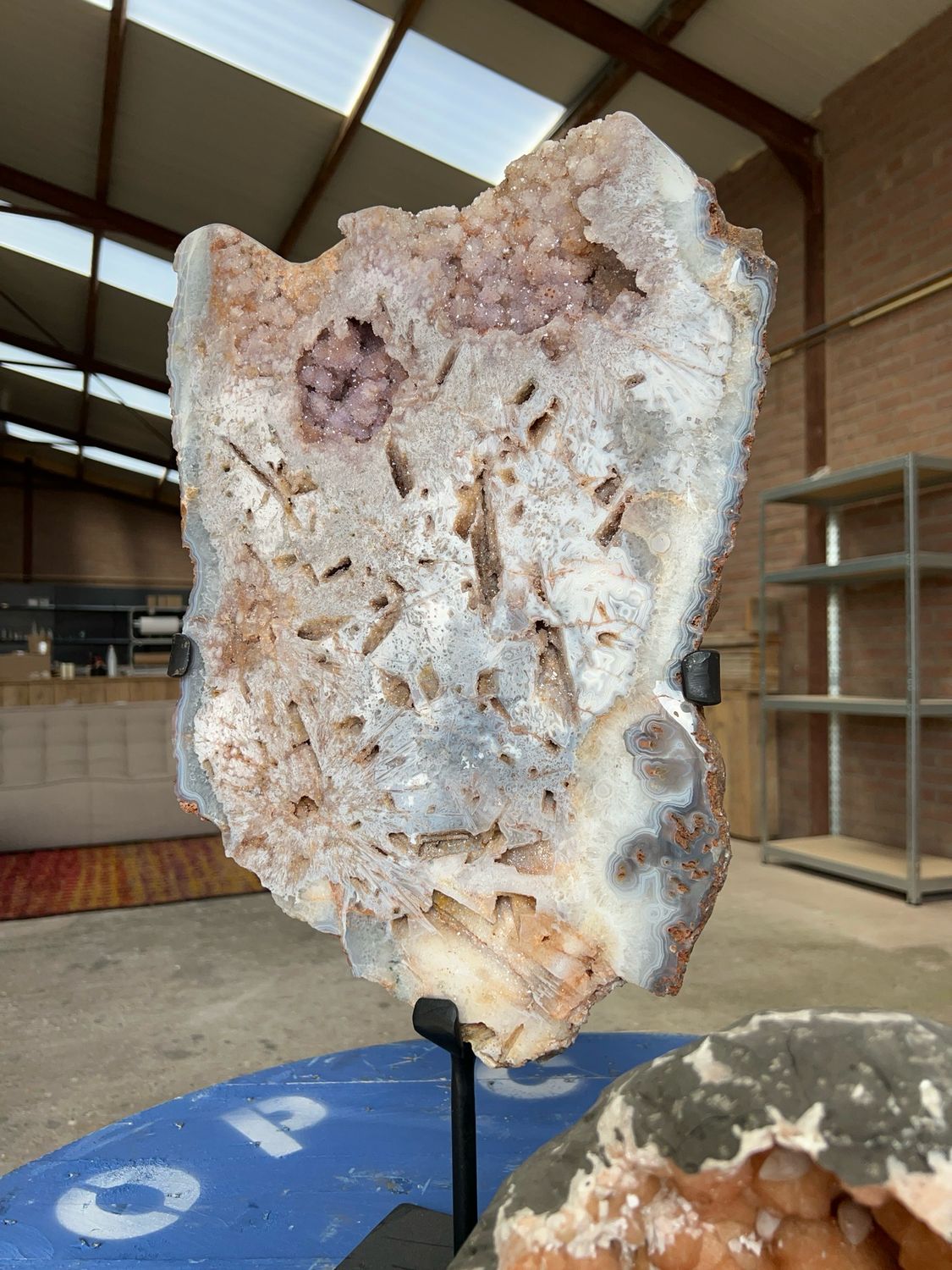 Mega roze amethist op standaard (15,9KG)